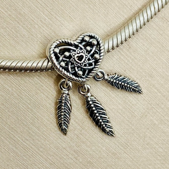 EUC Pandora 799107C00 Sterling Silver Heart & Three Feathers Dreamcatcher Charm - Picture 3 of 10